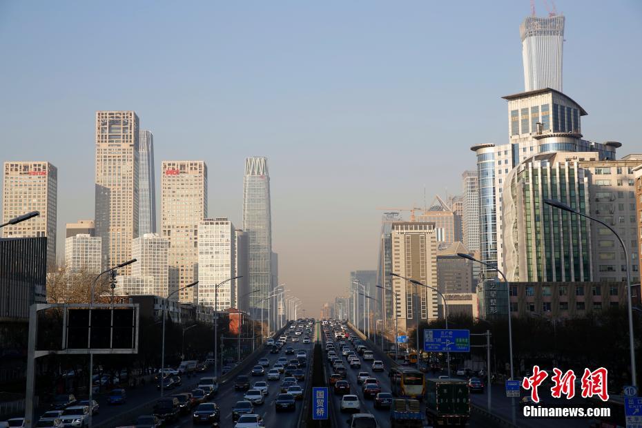 北京启动空气重污染橙色预警 雾霾与蓝天分界清晰