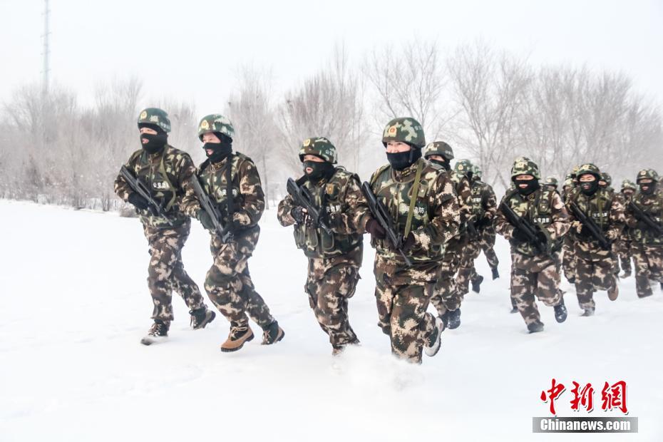 新疆边防官兵冒零下30℃严寒开展实战化训练
