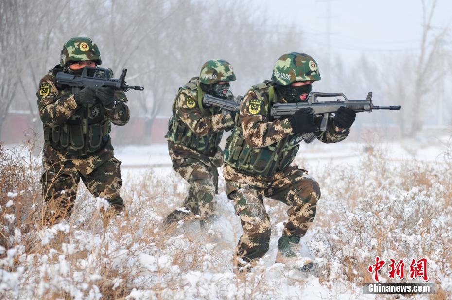 新疆边防官兵冒零下30℃严寒开展实战化训练