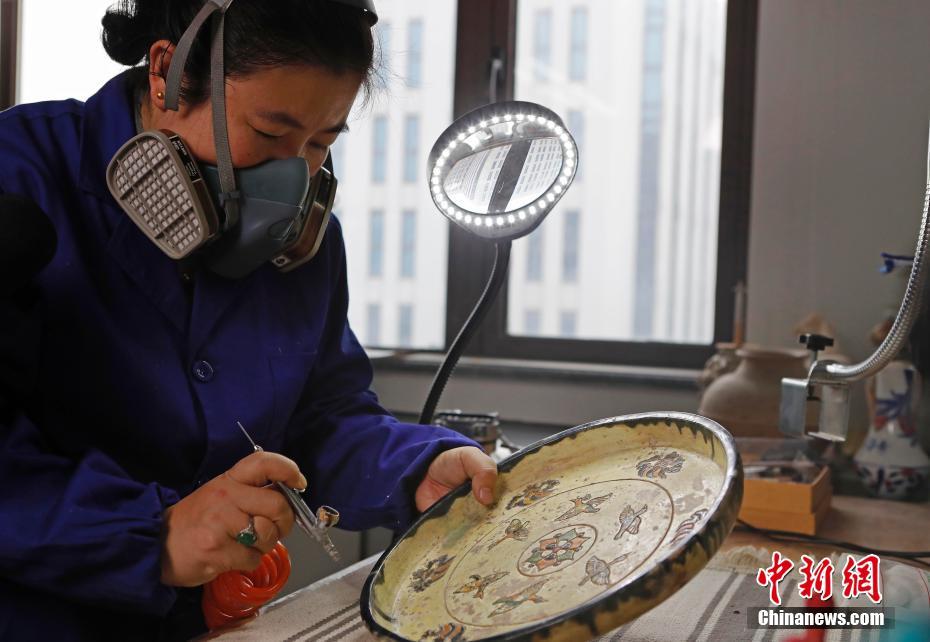 上海民众走近“让文物活起来”的工匠 体验文物修复