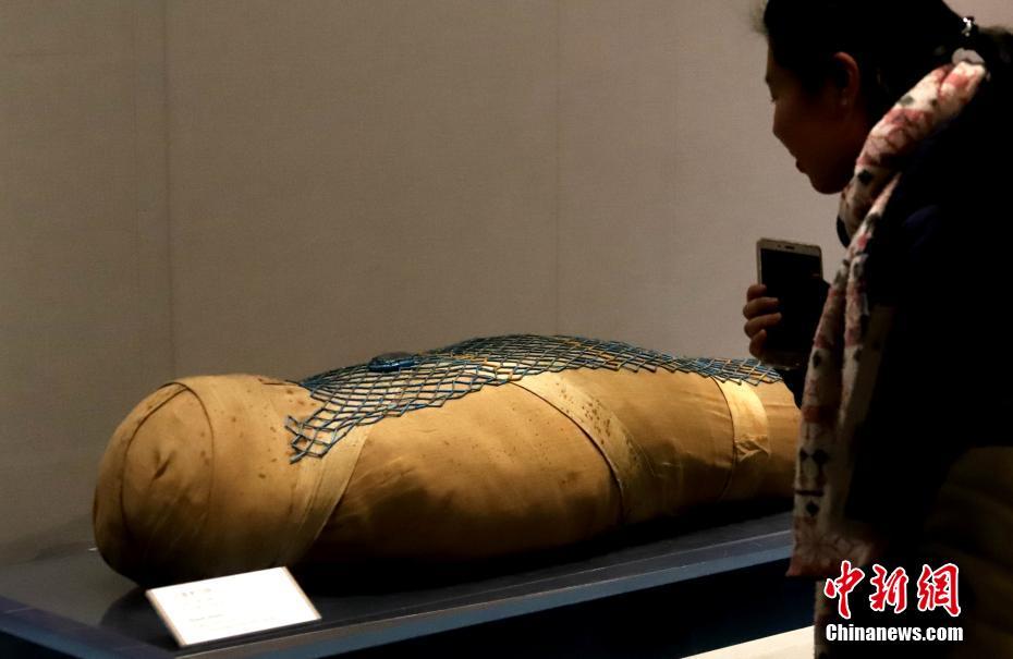 古埃及祭祀夫妻神像雕塑郑州展出