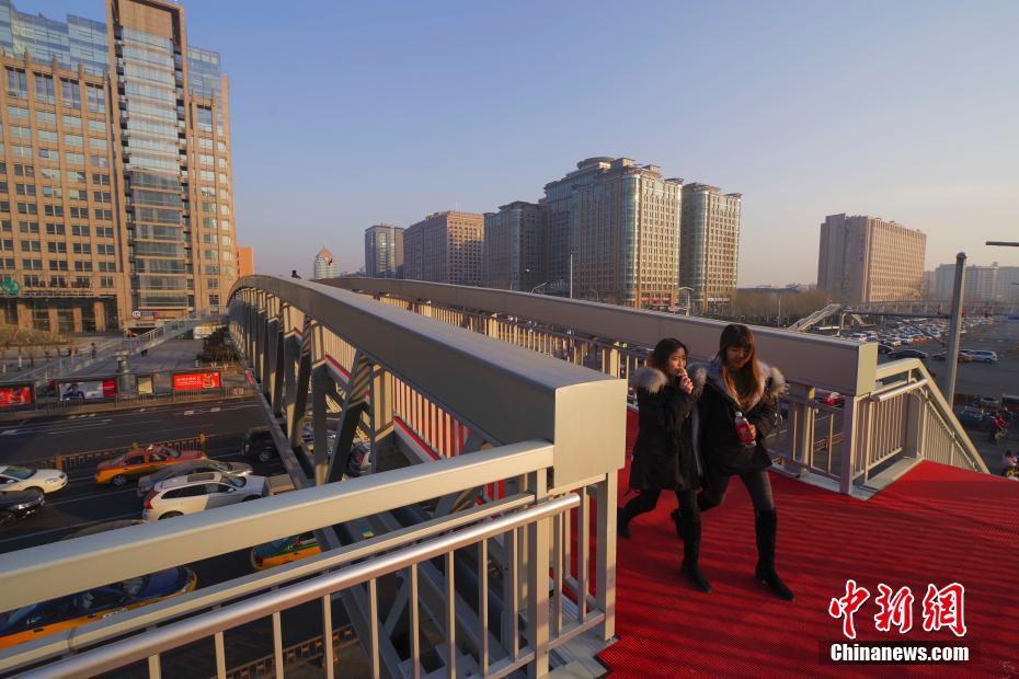 中国最长跨度铝合金天桥——北京东单北天桥开通