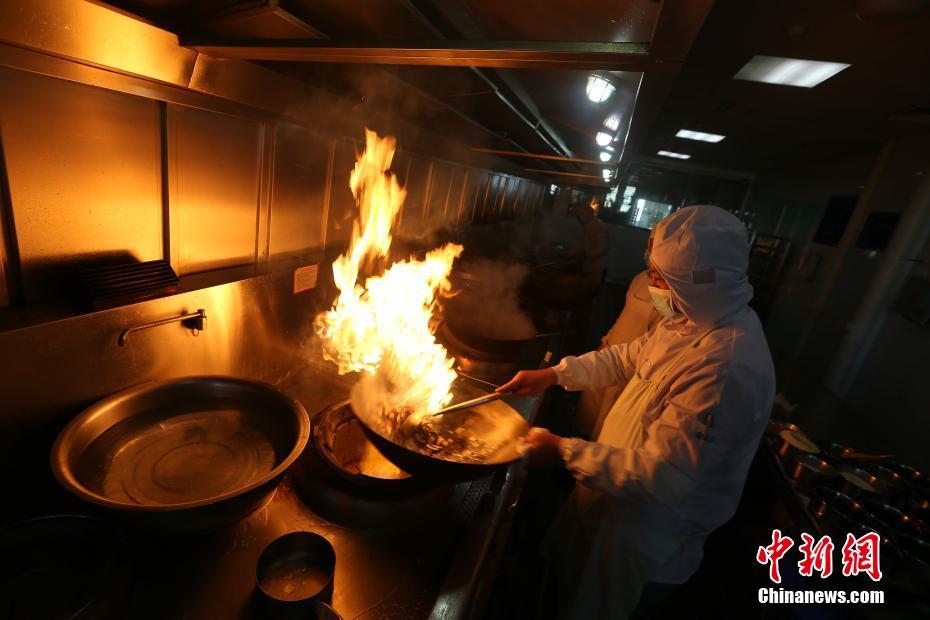 探访民航航空餐备战春运