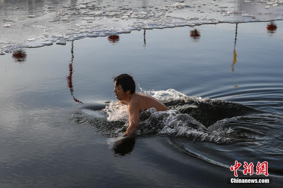 北京发布持续低温预警 民众不惧寒冷畅游后海