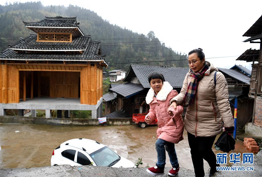 大山贫困娃和她的“驻村妈妈”