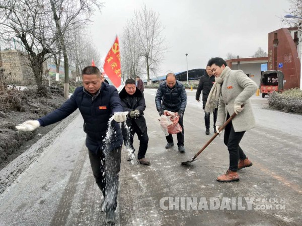 贵州变身“冰雪世界” 福泉市众志成城抗凝冻保民生
