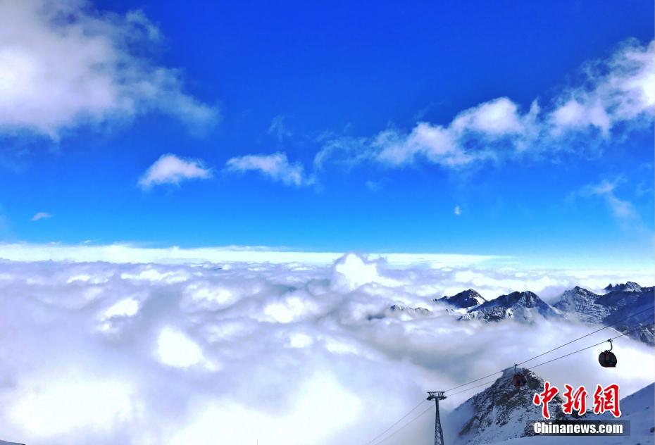 四川达古冰山之巅再现云海景观