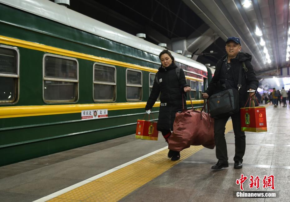2018春运大幕开启 北京站发出首趟加开旅客列车