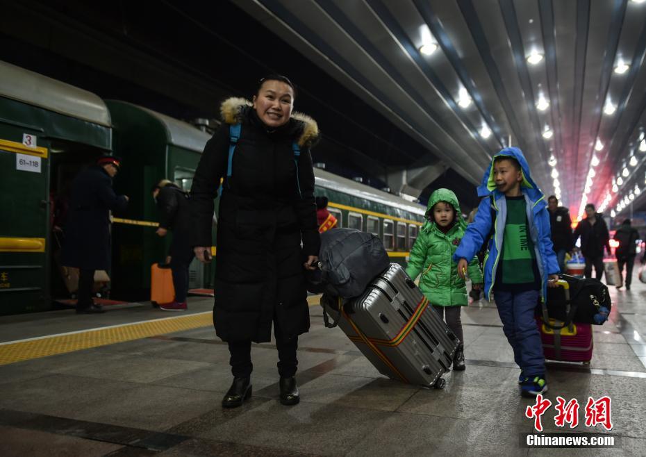 2018春运大幕开启 北京站发出首趟加开旅客列车