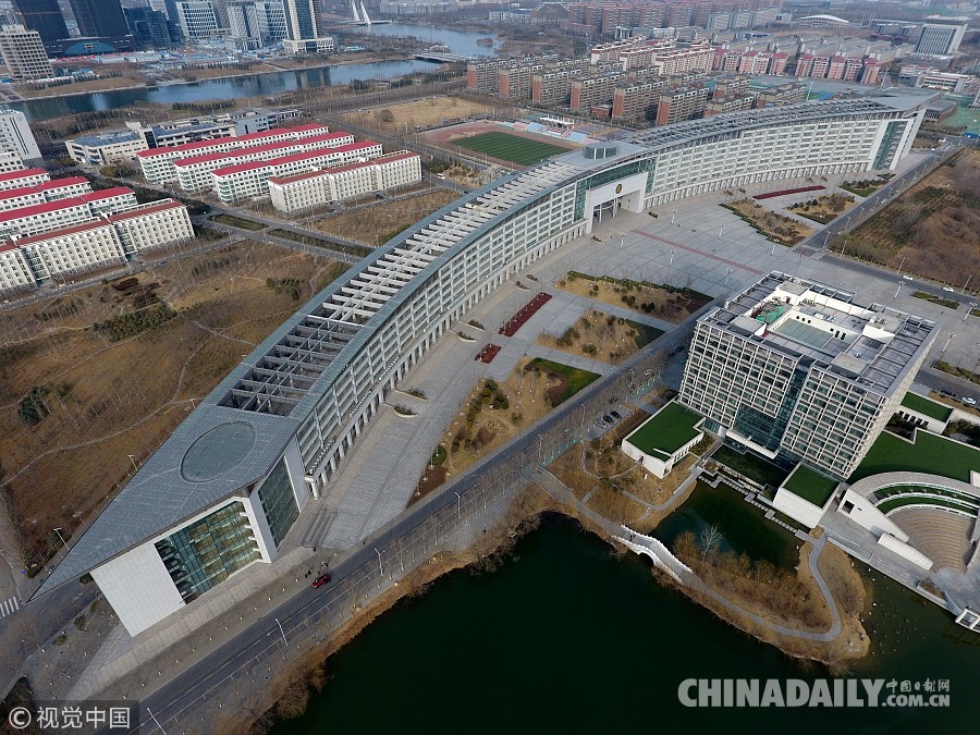 郑州一高校仅有一栋教学楼 长700米形似弯弓