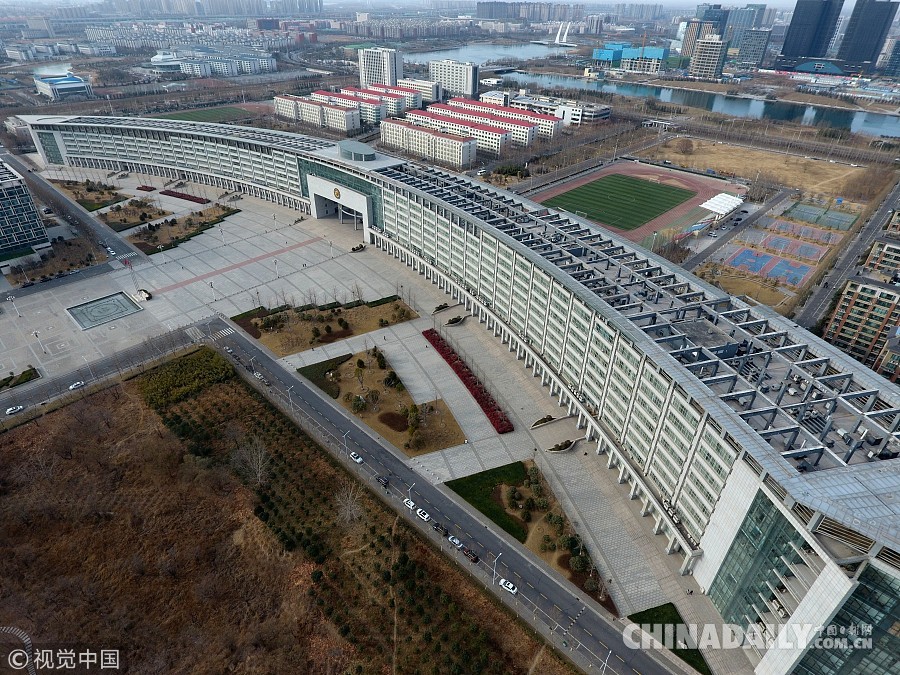 郑州一高校仅有一栋教学楼 长700米形似弯弓