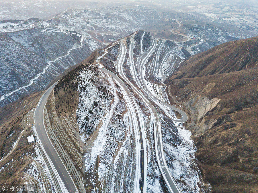 航拍西安骊山环山公路 山上一条巨型“雪龙”