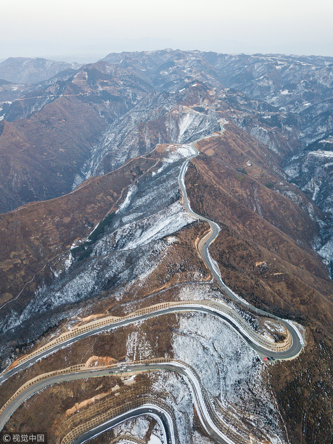 航拍西安骊山环山公路 犹如一条巨型“雪龙”