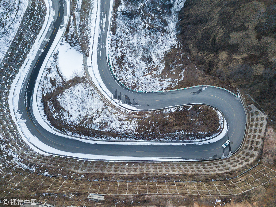 航拍西安骊山环山公路 犹如一条巨型“雪龙”