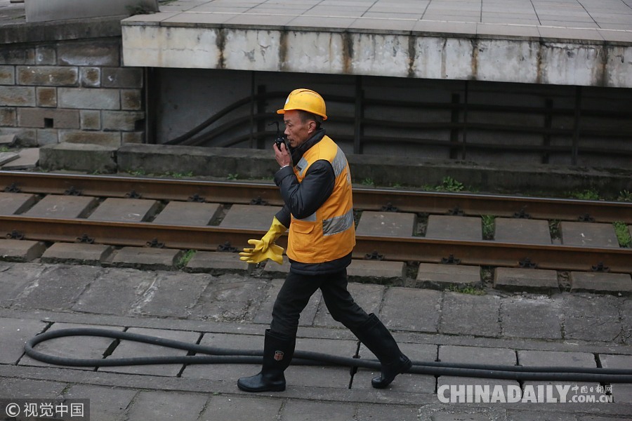 重庆：列车上水工每天往返20公里 重复上水动作上千遍