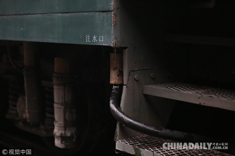 重庆：列车上水工每天往返20公里 重复上水动作上千遍