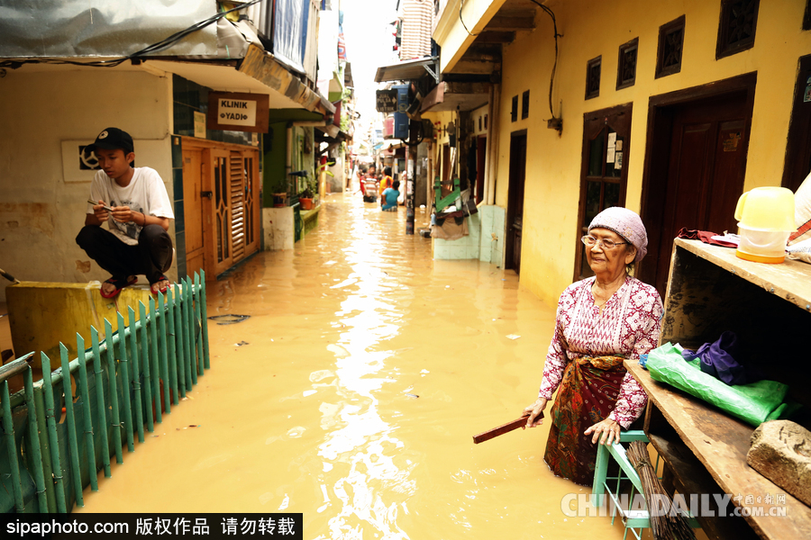 印尼雅加达突发洪水 民众淌水生活