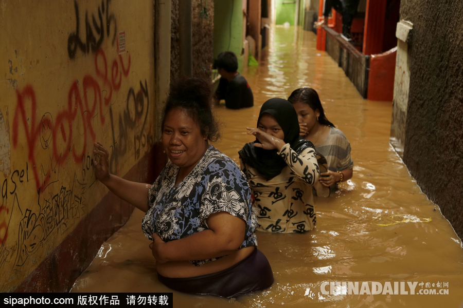 印尼雅加达突发洪水 民众淌水生活
