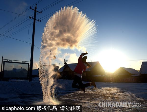 黑龙江漠河极寒天气找北游“升温” 游客体验泼水成冰