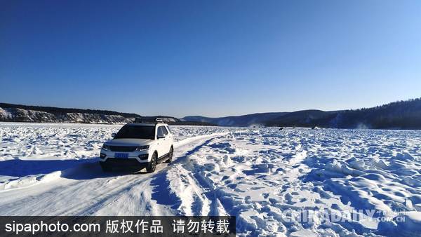 黑龙江漠河极寒天气找北游“升温” 游客体验泼水成冰
