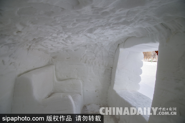 吉林：4人一周时间打造白雪“木屋” 内有“炕和沙发”