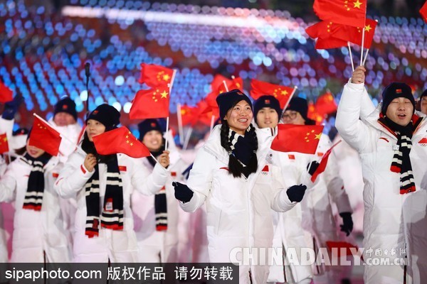 2018平昌冬奥会开幕式：中国代表团入场，周洋担任旗手