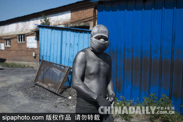 探访黑龙江鸡西石墨开采厂 工人全身被黑色粉尘覆盖