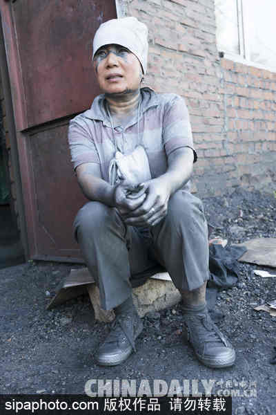 探访黑龙江鸡西石墨开采厂 工人全身被黑色粉尘覆盖