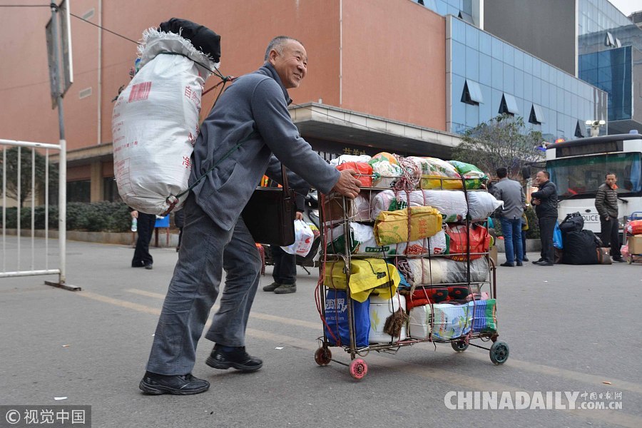 湖南衡阳：六旬大叔背200斤年货与家人团聚 辗转千里路换了3趟车
