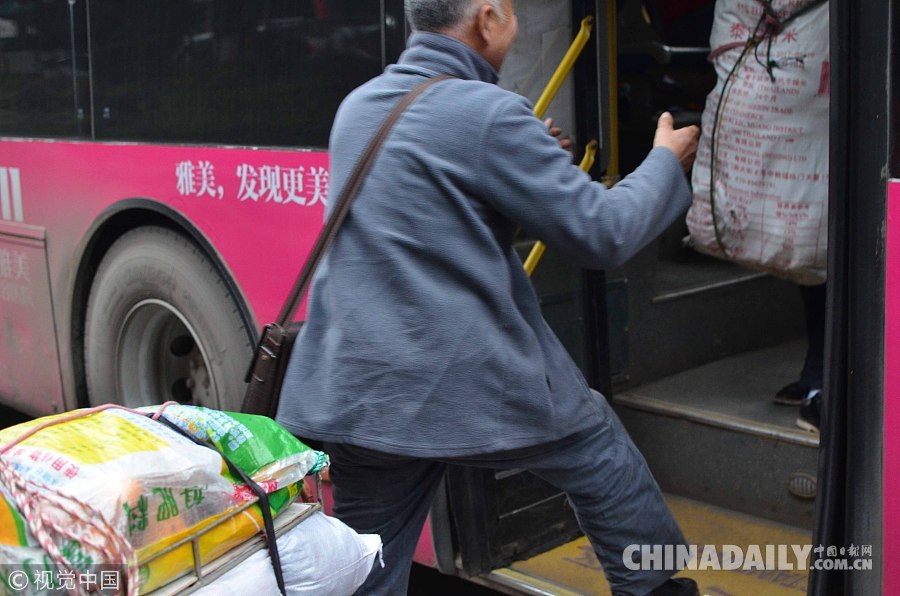 湖南衡阳：六旬大叔背200斤年货与家人团聚 辗转千里路换了3趟车
