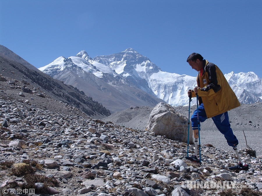 无腿老人4次挑战珠峰 每天骑行30公里爬山训练
