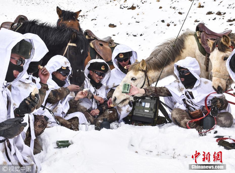 西藏阿里-20℃极寒 边防官兵骑马踏雪巡逻边境