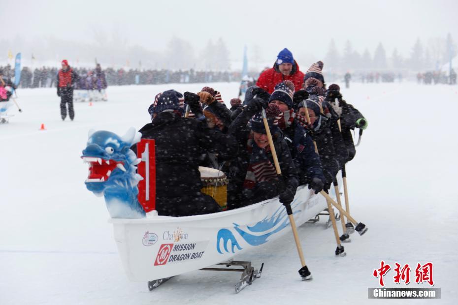 加拿大首都上演“冰上龙舟”比赛