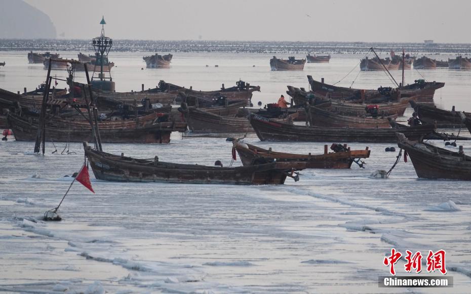 黄渤海进入严重冰期 渔船被“冰封”