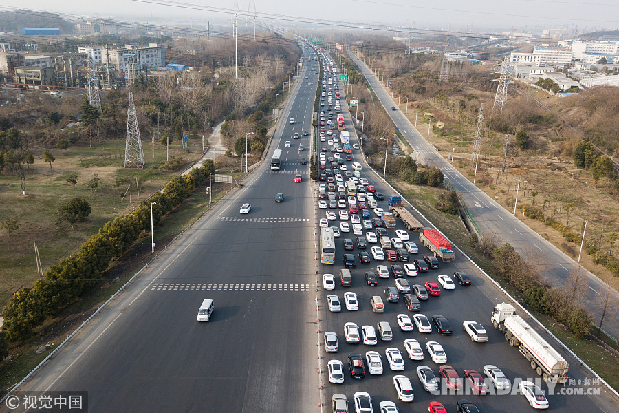 春节临近 南京高速公路再现“钢铁长龙”