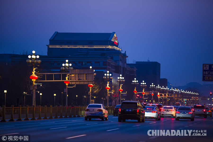 北京：红灯笼、中国结扮靓长安街 节日气氛浓郁