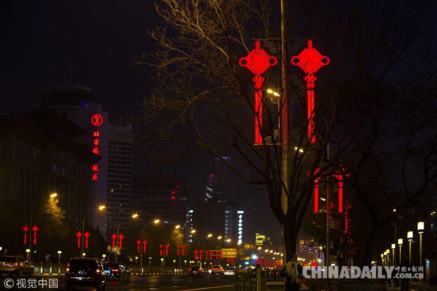 北京：红灯笼、中国结扮靓长安街 节日气氛浓郁