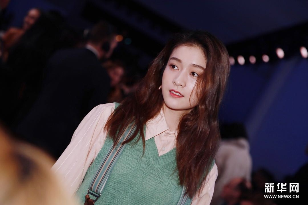 张雪迎亮相纽约时装周 清新搭配元气满满