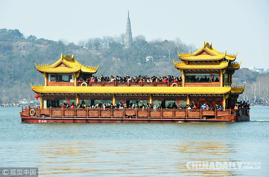 杭州各大景区迎来春节旅游高峰 西湖断桥只见人海难见桥