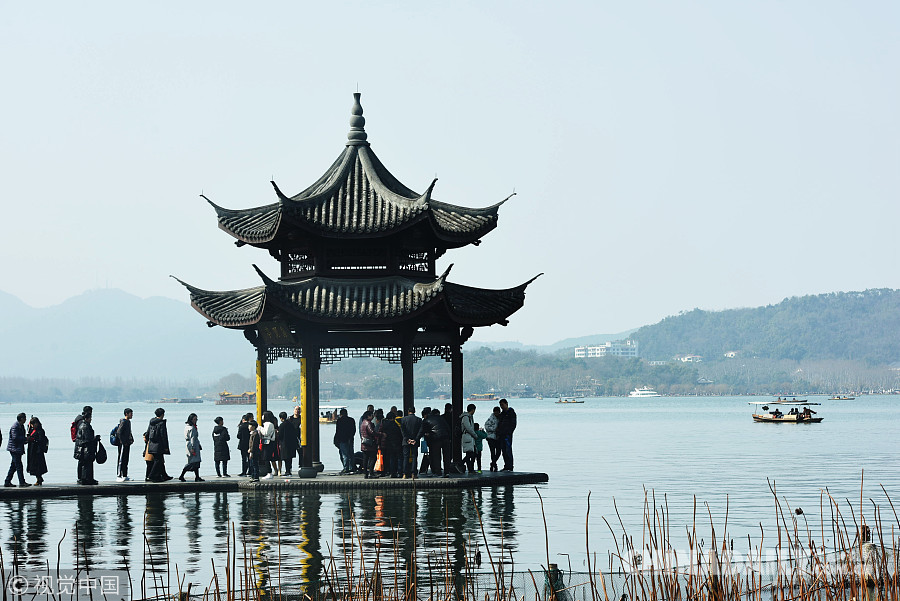 杭州各大景区迎来春节旅游高峰 西湖断桥只见人海难见桥