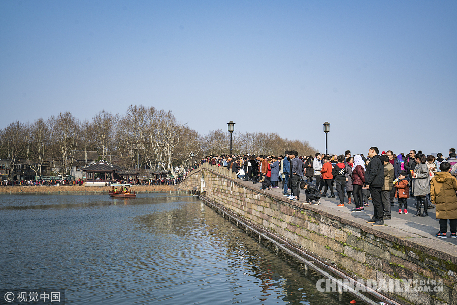 杭州各大景区迎来春节旅游高峰西湖断桥只见人海难见桥