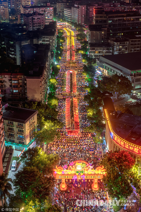 广州：除夕夜 花市灯光璀璨美不胜收