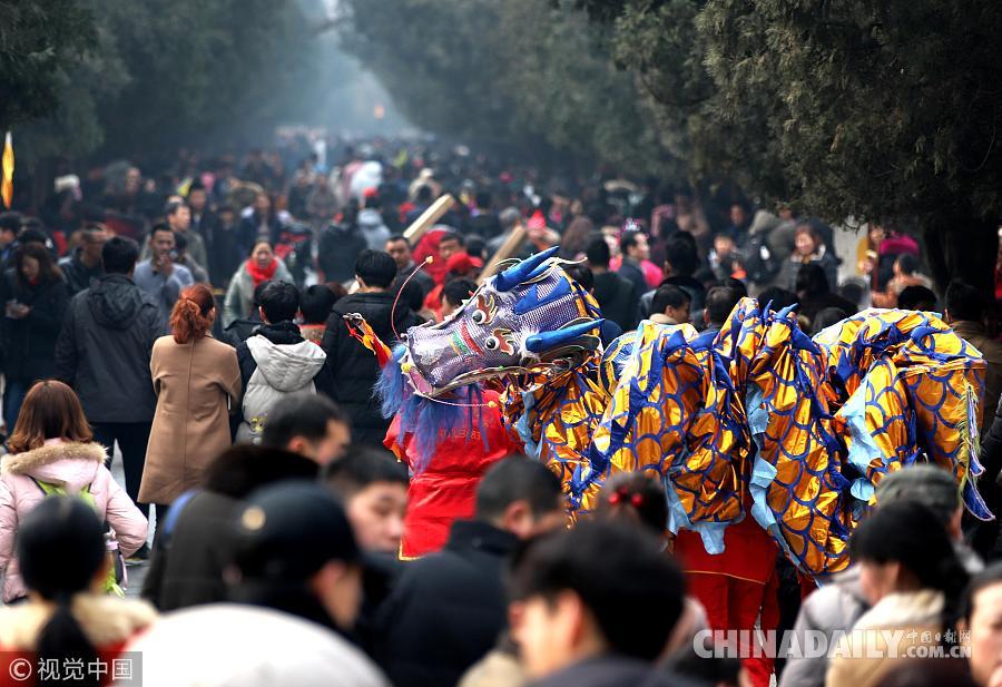 郑州：春节少林寺开启“人海模式” 民众祈福纳祥