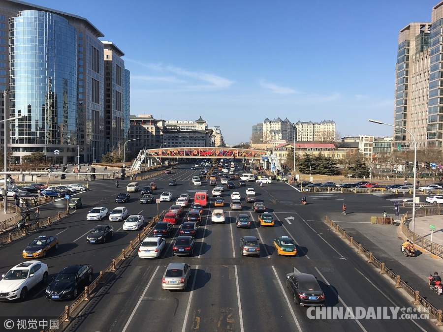 北京：新年假期临近结束 街头车辆增多