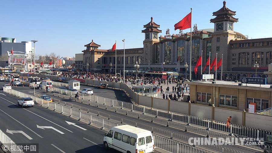 北京：新年假期临近结束 街头车辆增多
