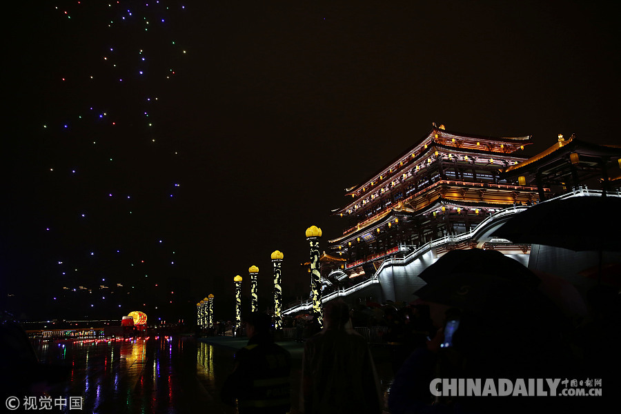 西安300架无人机雨中起飞秀灯光 夜空中送“福”惊艳震撼