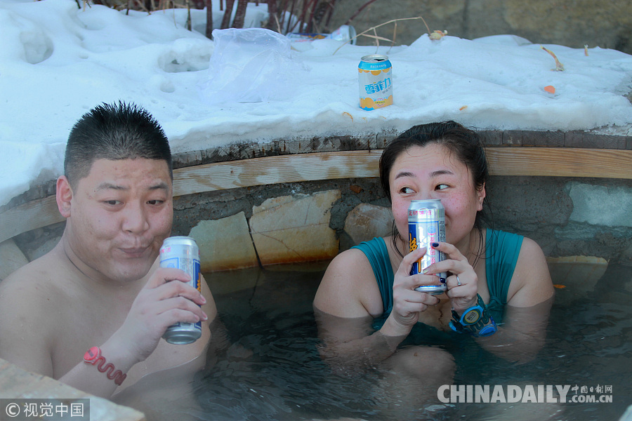 黑龙江大庆气温零下20度 市民雪地泡温泉
