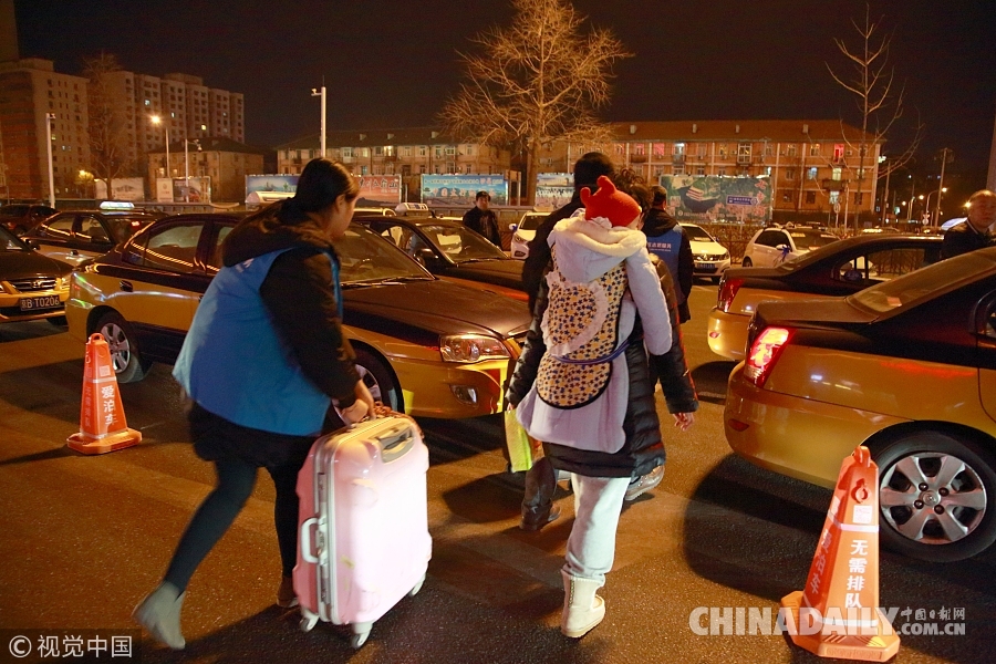 春运返程客流高峰 北京西站“蓝丝带”爱心车队志愿服务进行时