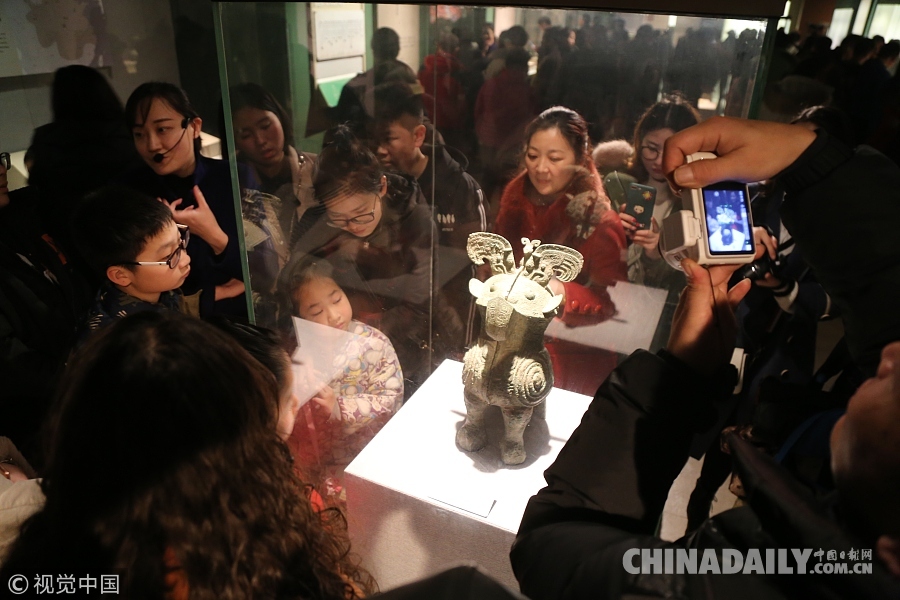春节假期博物馆受热捧 展厅内人头攒动堪比春运