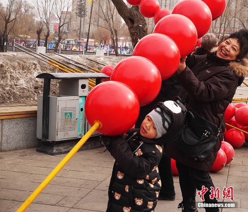 吉林现50根2.5米巨型“糖葫芦”吸引游人拍照